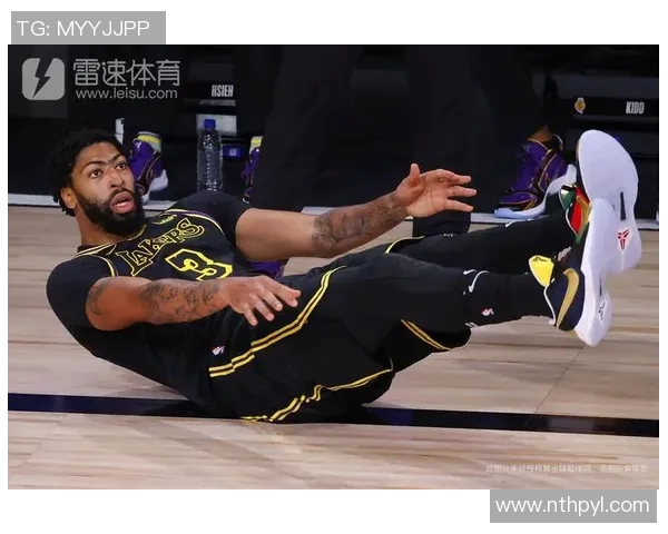 足球球星背阔肌训练揭秘 强大背部如何助力球场表现提升